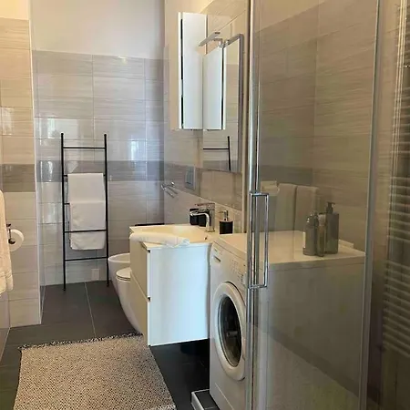 Artsy Flat With Shared Pool * Milano