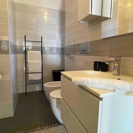 Artsy Flat With Shared Pool Lägenhet